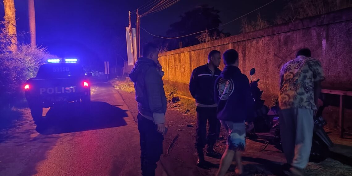Personil polsek kadudampit melaksanakan patroli malam menyisir wilayah yang dianggap rawan terjadinya gangguan kamtibmas