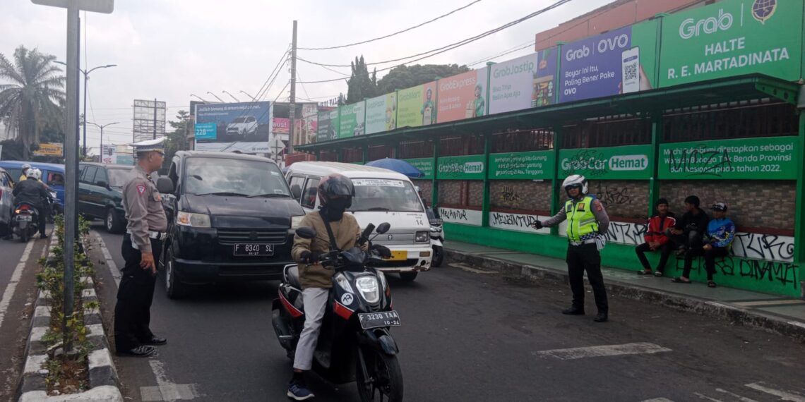 Antisipasi Kemacetan, Unit Lantas Polsek Cikole Gelar Anggota Di Persimpangan