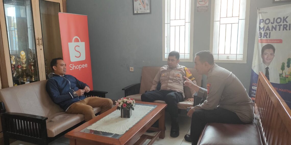 Kanit Binmas Polsek Sukabuni dan Bhabinkamtibmas Desa Parungseah Polsek Sukabumi Melaksanakan Dialogis dan Silaturahmi