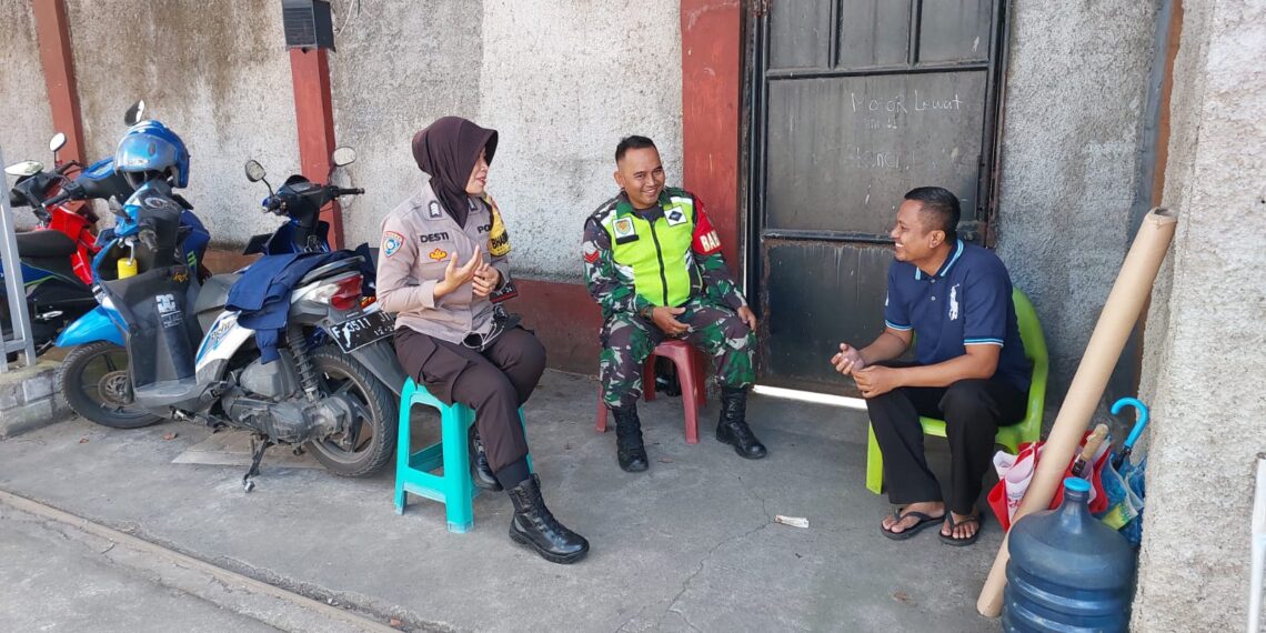 Sambangi Warga Bhabinkamtibmas dan Babinsa Sampaikan Imbauan Kamtibmas