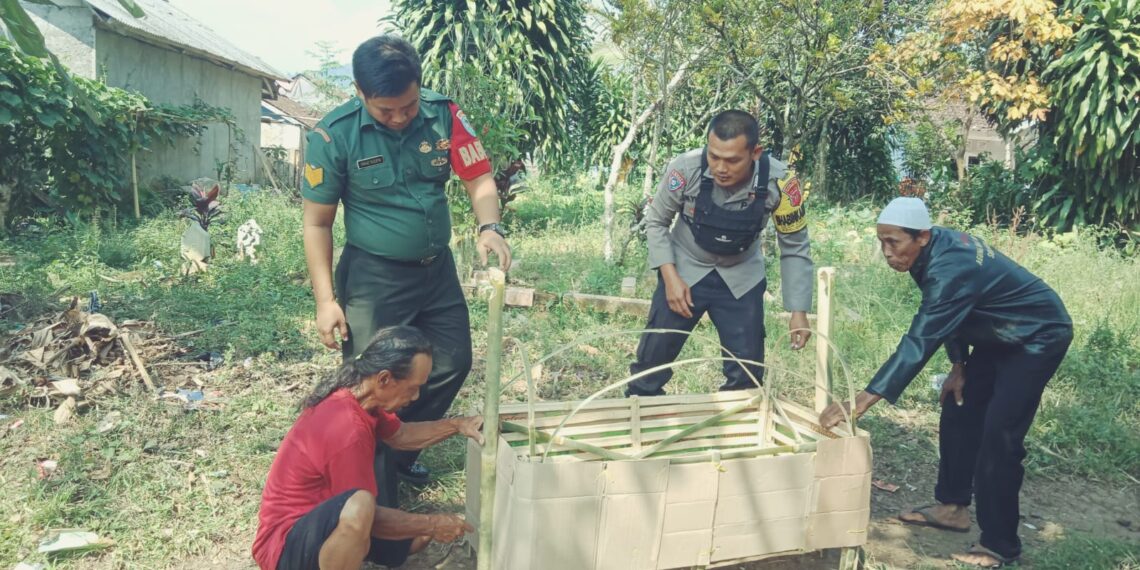 Wujud Sinergitas TNI – Polri, Bhabinkamtibmas Polsek Cireunghas Polres Sukabumi Kota Bersama Babinsa Melaksanakan Sambang Warga di Desa Binaan