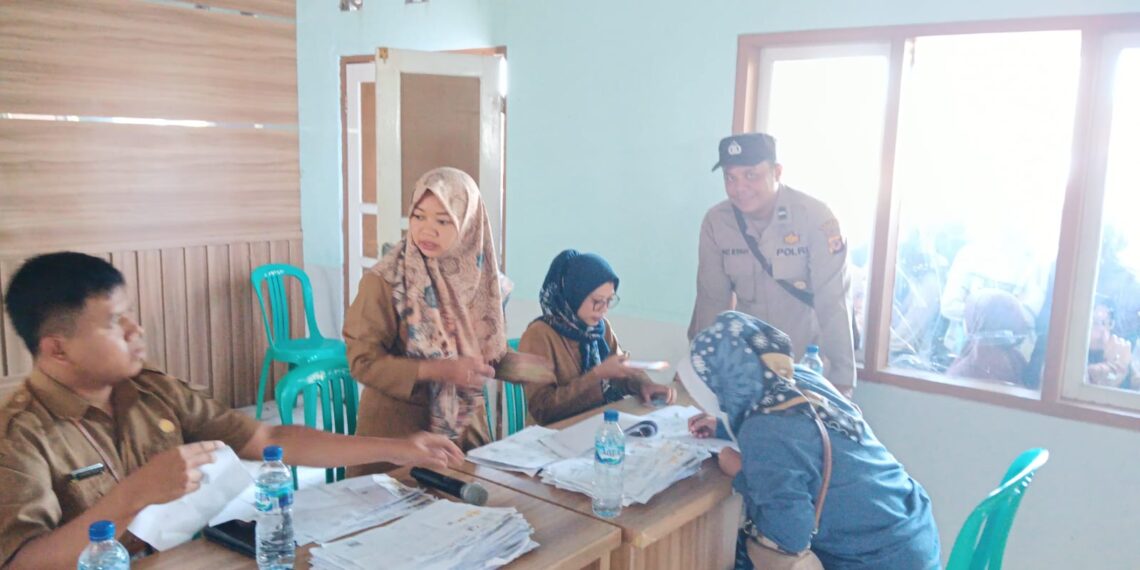 Sambang Kantor Desa, Bhabinkamtibmas Perkuat Sinergitas Dalam Upaya Harkamtibmas