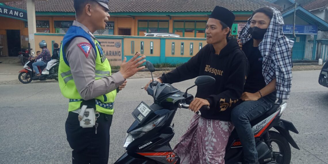 Polisi Berikan Teguran Secara Humanis Kepada Pelanggar Lalulintas Yang Tidak Menggunakan Helm