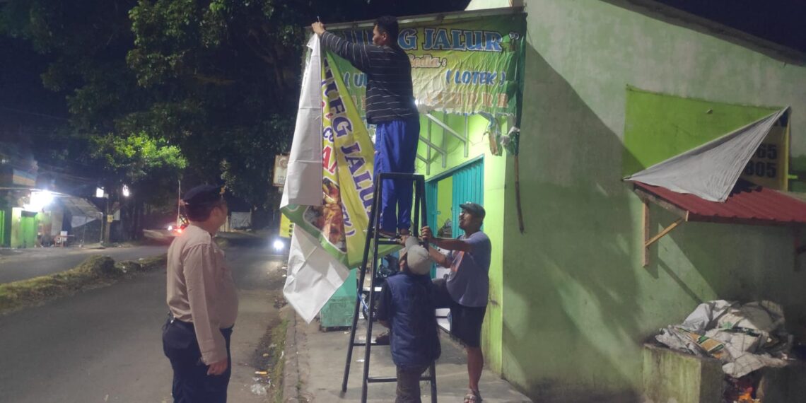 Lakukan Patroli Dialogis Malam Hari Polsek Kebon Pedes Sambangi Warga