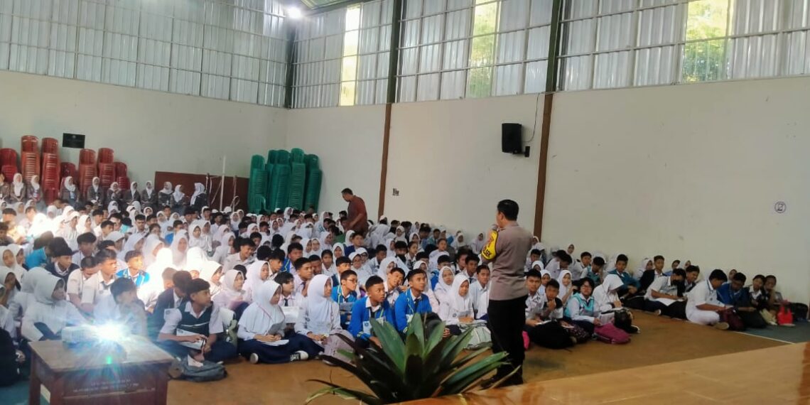 Kapolsek Gunungpuyuh Memberikan materi dalam Masa Pengenalan Lingkungan Sekolah (MPLS) kelas X di SMA Negeri 2 Kota Sukabumi