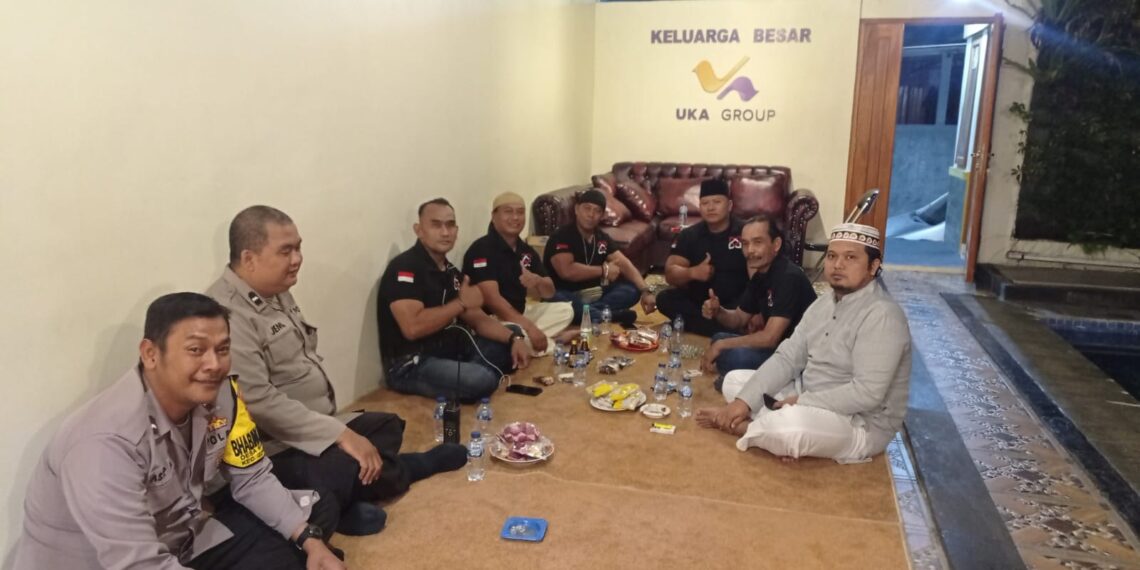 Bhabinkamtibmas Polsek Gunungguruh Sambangi Warga Dimalam Hari Dan Ajak Warga Jaga Kamtibmas