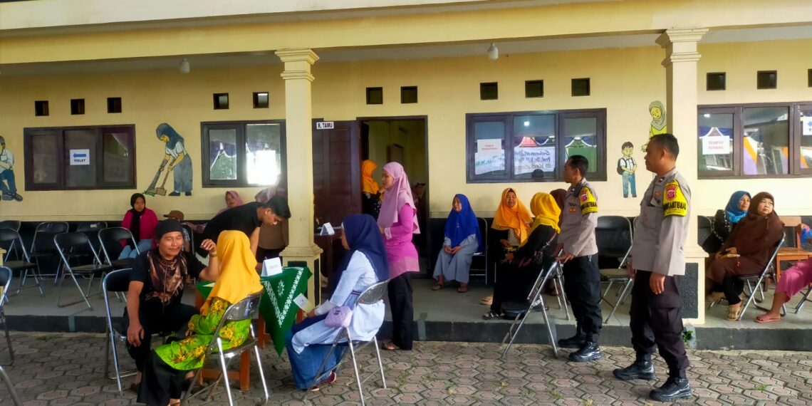 Personil Polsek kadudampit Lakukan Patroli Dialogis Sampaikan Pesan Kamtibmas Pada Masyarakat
