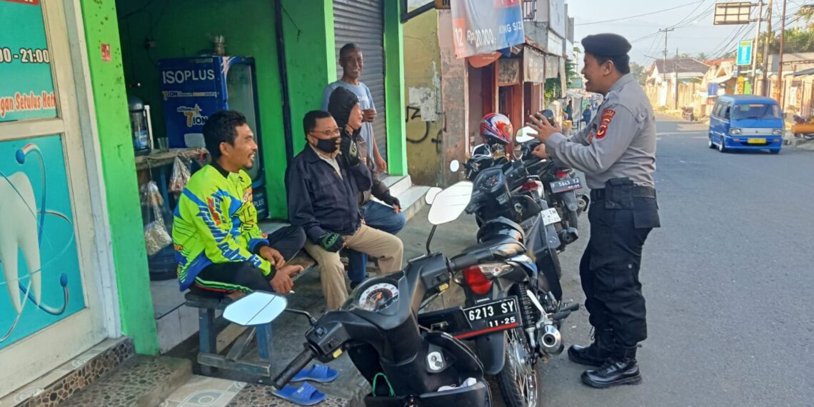 Anggota unit samapta Patroli Dialogis,  Sampaikan Pesan Kamtibmas ke Warga