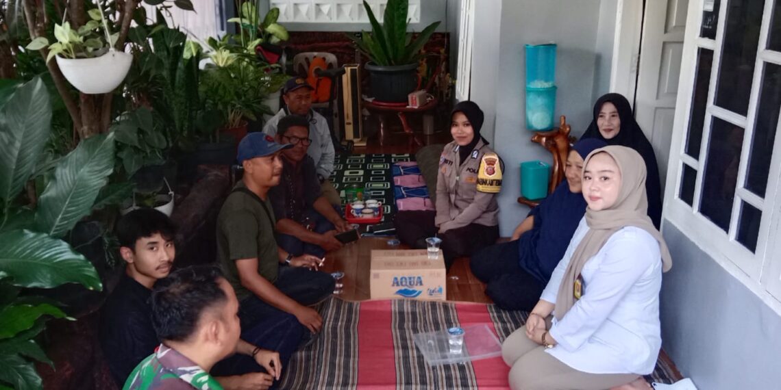 Kompak, Polisi Dan Tni Di Sukabumi Sambangi Warga
