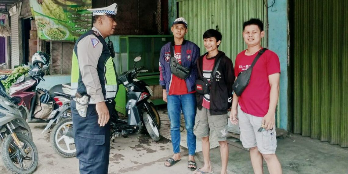 Minimalisir Pelanggaran lalu Lintas, Ps. Kanit Lantas Polsek Gunungguruh Berikan Himbauan Kepada Warga