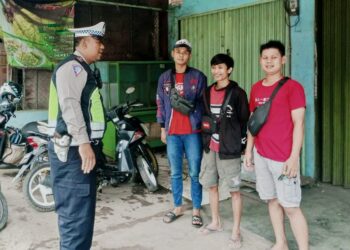 Minimalisir Pelanggaran lalu Lintas, Ps. Kanit Lantas Polsek Gunungguruh Berikan Himbauan Kepada Warga