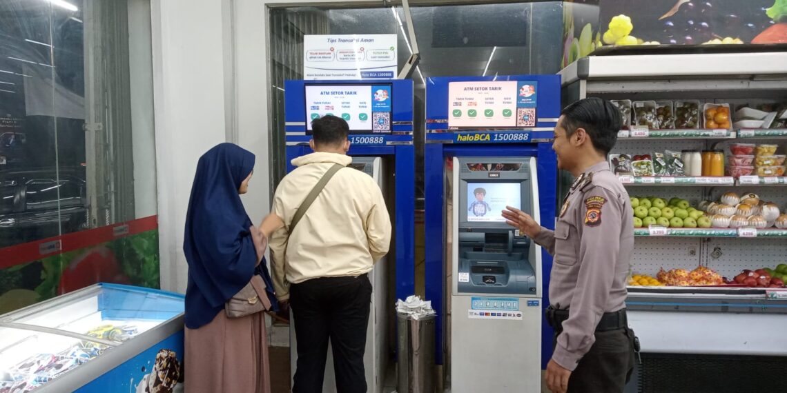 Anggota Unit Samapta Polsek Gunungpuyuh Polres Sukabumi Kota Polda Jabar melaksanakan kegiatan patroli cegah kriminalitas di Gerai ATM Bank BCA Alfamidi