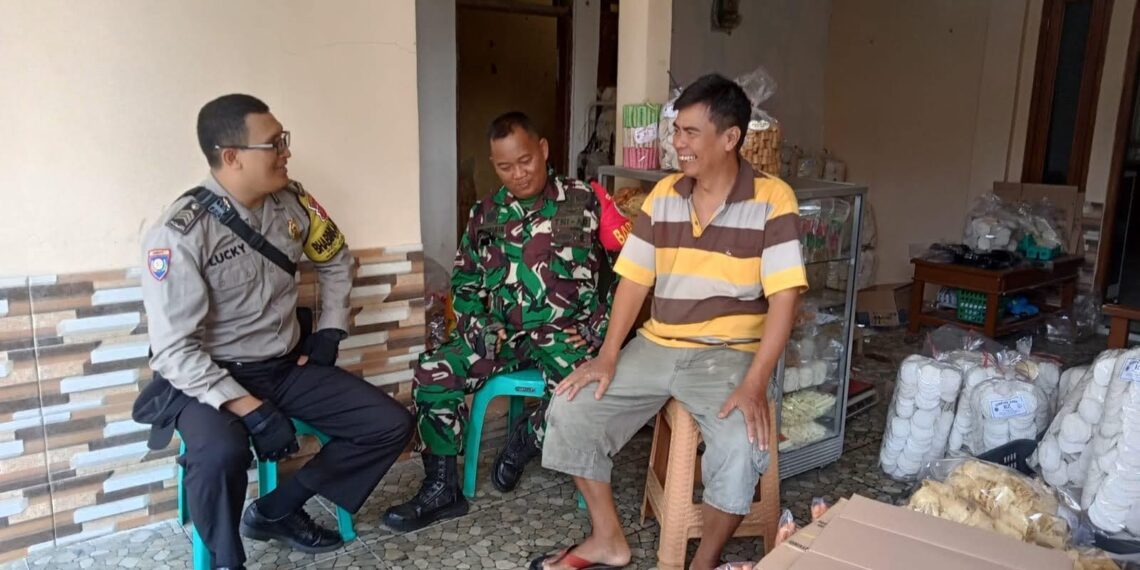 Pererat Sinegritas Bhabinkamtibmas dan babinsa Kunjungi Warganya betikan pesan kamtibmas