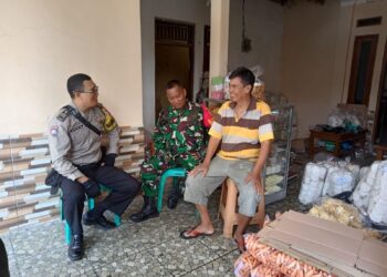 Pererat Sinegritas Bhabinkamtibmas dan babinsa Kunjungi Warganya betikan pesan kamtibmas
