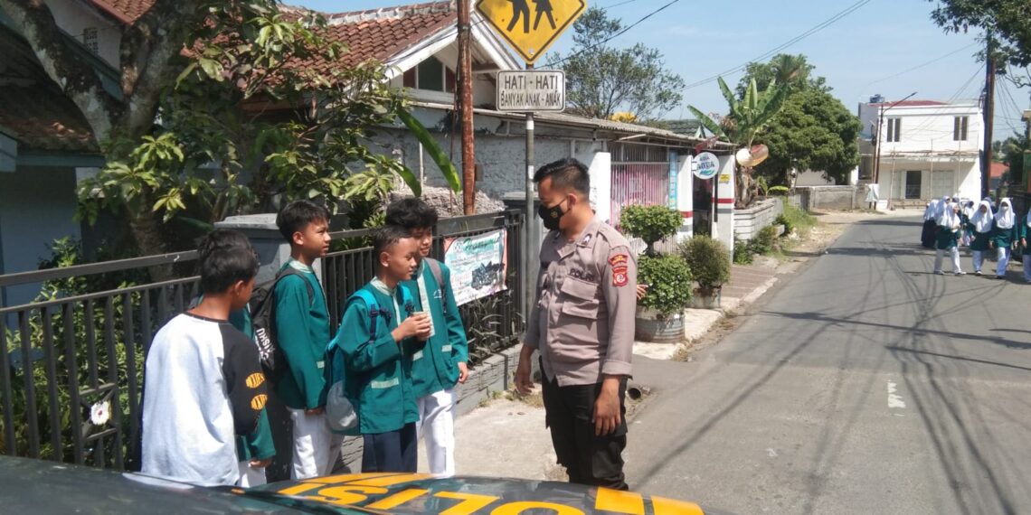 Berikan Rasa Aman, Anggota Samapta Polsek Warudoyong Laksanakan Patroli dialogis di Siang Hari