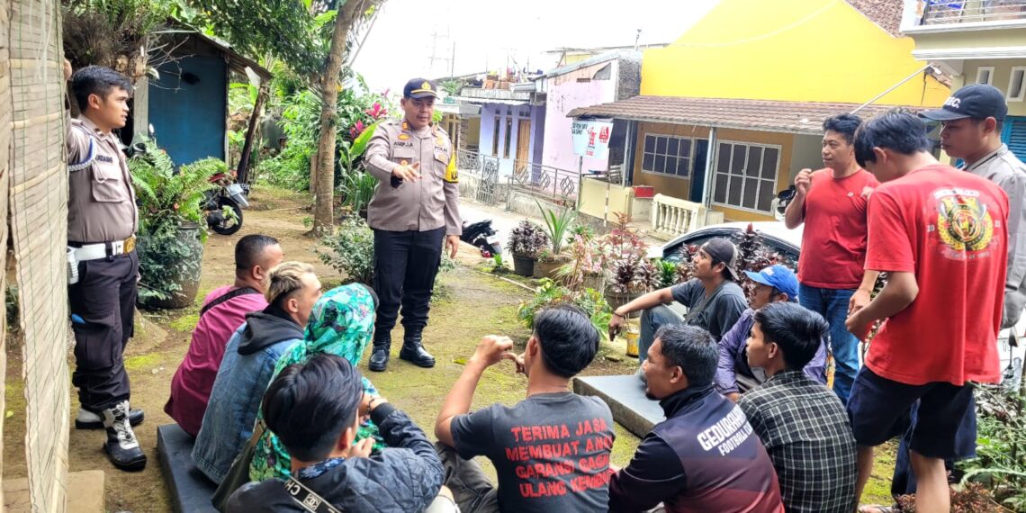 Jalin Silaturahmi, Kapolsek Sukalarang Sambang Warga Masyarakat