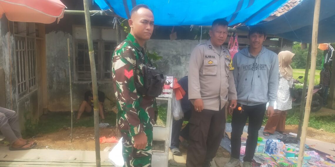 Wujud Sinergitas TNI POLRI  Babinkamtibmas dan Babinsa  sambangi warga Berikan Rasa Aman Terhadap Masyarakat