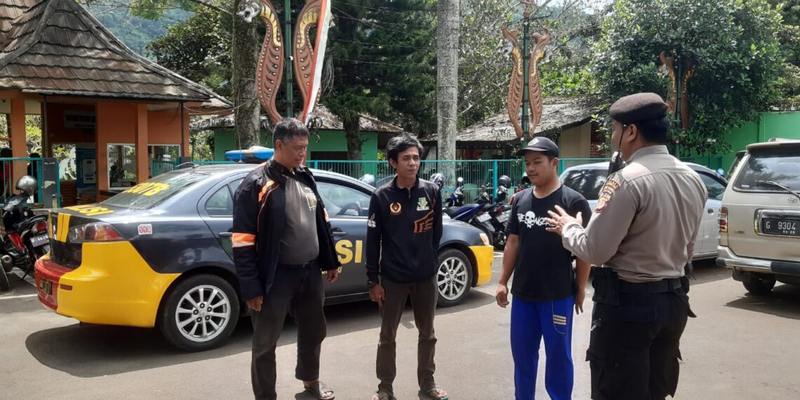 Dialogis dan himbauan kepada Petugas parkir oleh Anggota Polsek Lembursitu