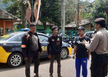 Dialogis dan himbauan kepada Petugas parkir oleh Anggota Polsek Lembursitu