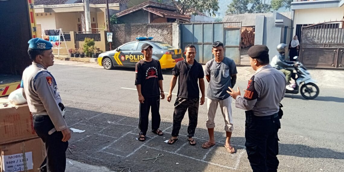 Jalin Kedekatan, Polisi Polsek Lembursitu Sambangi Warga Saat Patroli