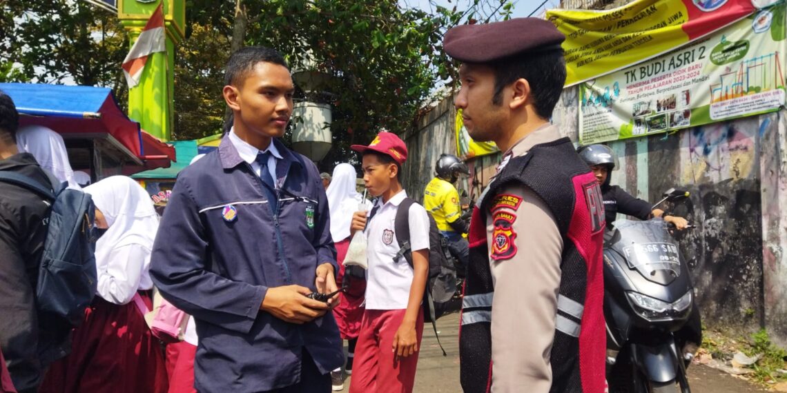 Patroli Dialogis dan Pemantauan Pasca Bubaran Sekolah Antisipasi Tawuran antar Pelajar di Wilayah Polsek Citamiang