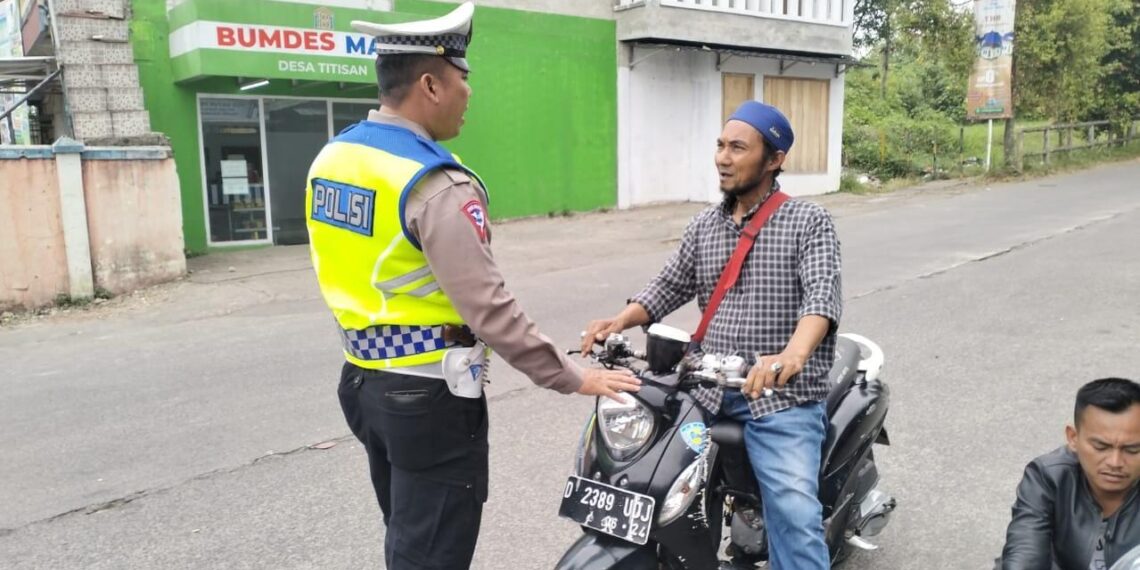Unit Lantas Polsek Sukalarang Sampaikan Teguran Humanis Kepada Pelanggar Lalulintas