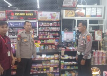 Anggota Polsek Sukalarang Laksanakan Patroli Kegiatan Rutin Yang Ditingkatkan KRYD Antisipasi Kerawanan Malam Kontrol Minimarket