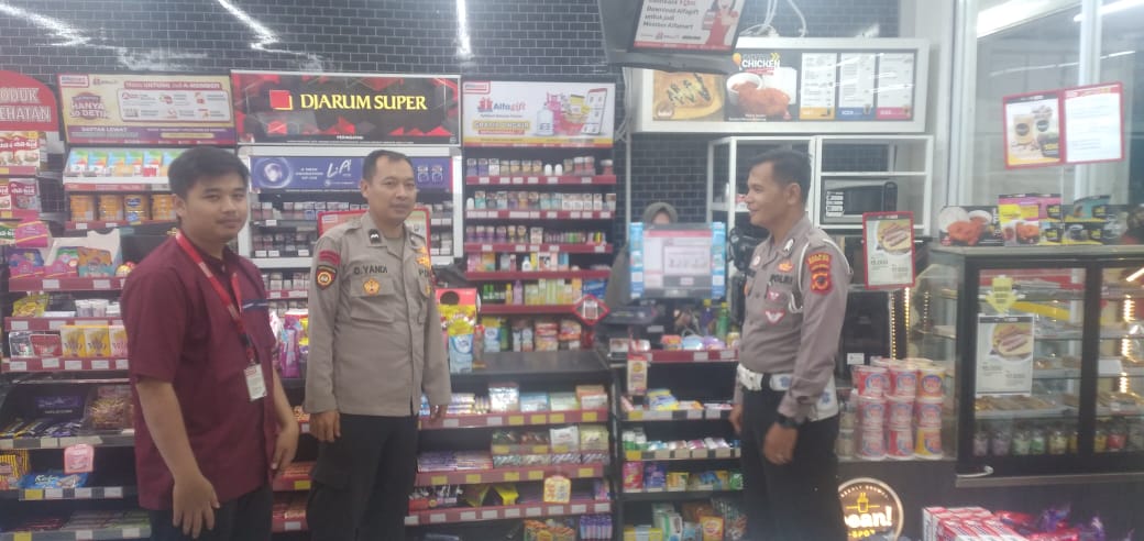 Anggota Polsek Sukalarang Laksanakan Patroli Kegiatan Rutin Yang Ditingkatkan KRYD Antisipasi Kerawanan Malam Kontrol Minimarket