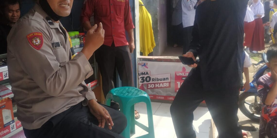 Himbauan Kamtibmas Disampaikan Saat Bhabinkamtibmas Polsek Kadudampit Sambang Warga