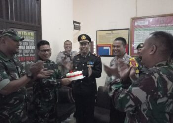 HUT Bhayangkara 77, Koramil Sukabumi Memberikan Suprise Kepada Polsek Sukabumi