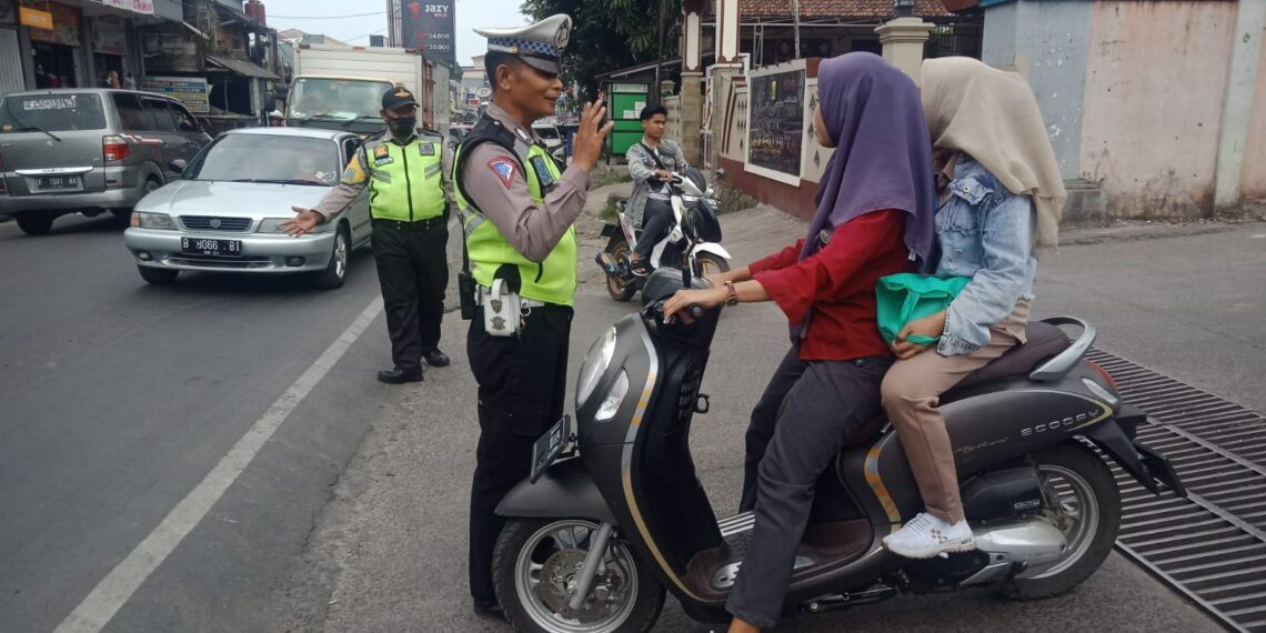 Polisi Berikan Penindakan Teguran Humanis Kepada Pelanggar Lalu Lintas Yang Tidak Memakai Helm