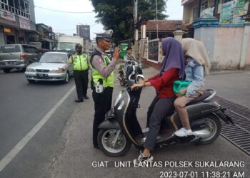 Polisi Berikan Penindakan Teguran Humanis Kepada Pelanggar Lalu Lintas Yang Tidak Memakai Helm