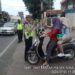 Polisi Berikan Penindakan Teguran Humanis Kepada Pelanggar Lalu Lintas Yang Tidak Memakai Helm