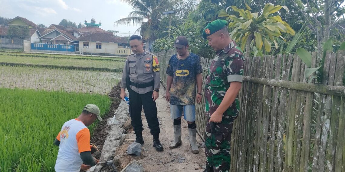 Bhabinkamtibmas Desa Sasagaran Monitoring Pembangunan Infrastruktur Desa