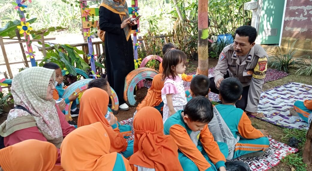 Bhabinkamtibmas Polsek Lembursitu melaksanakan kegiatan Polisi Sahabat Anak (PSA) dengan  TK RA AlASHFIA Kec.Lembursitu Kota Sukabumi