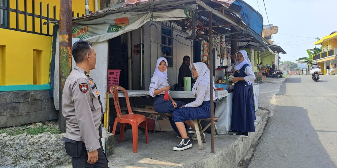 Patroli Dialogis dan Pemantauan Pasca Bubaran Sekolah Antisipasi Tawuran antar Pelajar di Wilayah Polsek Citamiang
