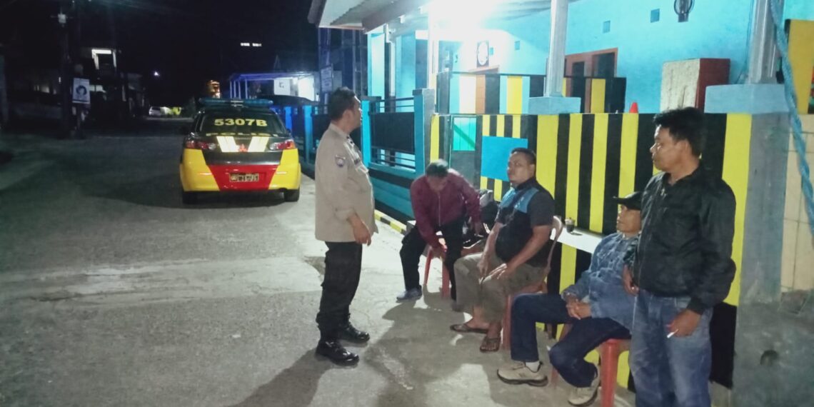 Sambangi Warga Pada Malam Hari, Bhabinkamtibmas Ajak Warga Jaga Kamtibmas