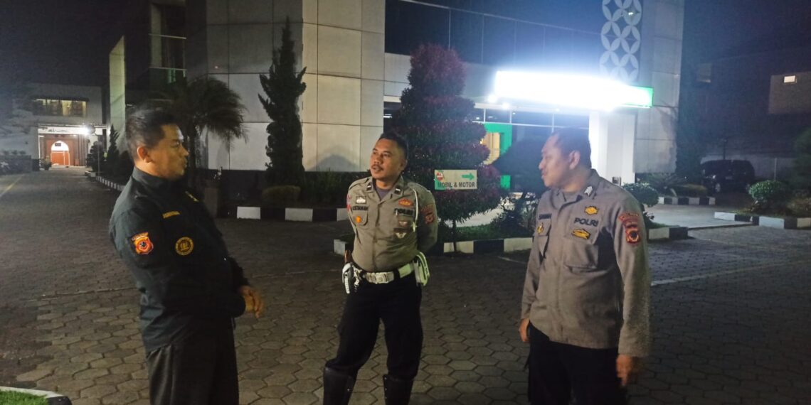 Unit Samapta Polsek Cikole Kontrol Perkantoran Di Seputaran Wilayahnya