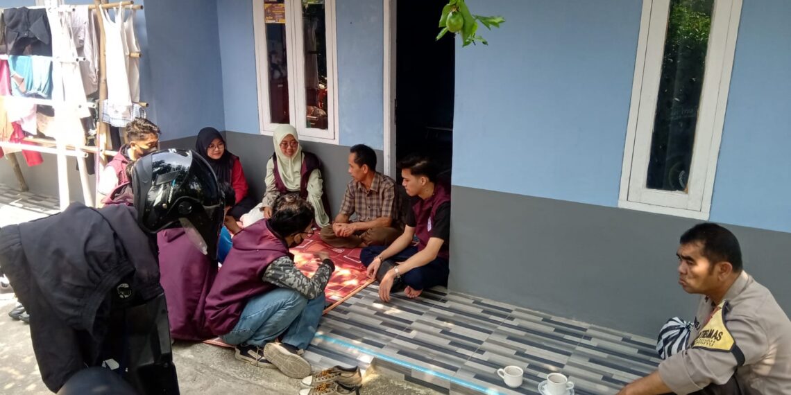 Bhabinkamtibmas Kelurahan Cipanengah Berikan Himbauan dan Pesan Kamtibmas Kepada Mahasiswa KKN