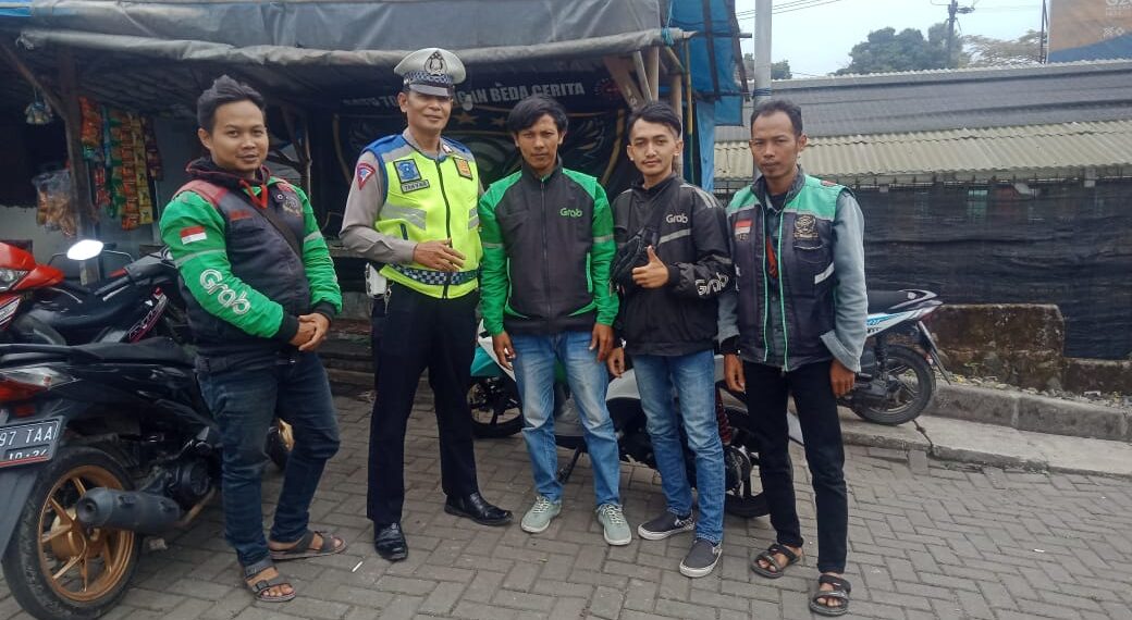 Dikmas Lantas Dan Sosialisasi ETLE Serta himbauan Tertib Berlalulintas Kepada Ojeg Onlen