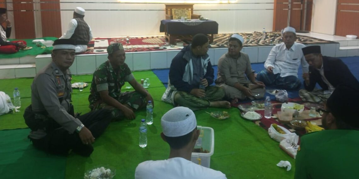 Sambang, Cara Bhabinkamtibmas Polsek Cireunghas Polres Sukabumi Kota dan Babinsa Pererat Tali Silaturahmi Dengan Tokoh Agama
