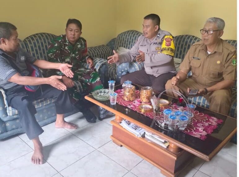 Sinergitas TNI-POLRI Bhabinkamtibmas Kel. Gedongpanjang Polsek Citamiang bersama Babinsa Sambangi Tokoh Masyarakat