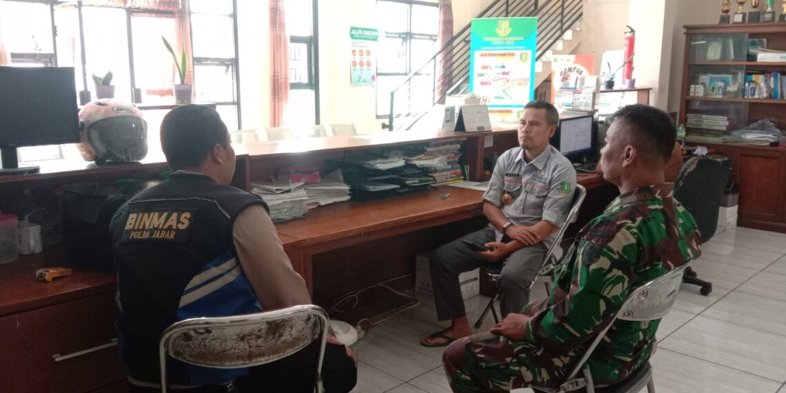 Jalin Silaturahmi dan Sinegritas dengan Staff Kelurahan Bhabinkamtibmas dan Babinsa Sambang Kantor Kelurahan