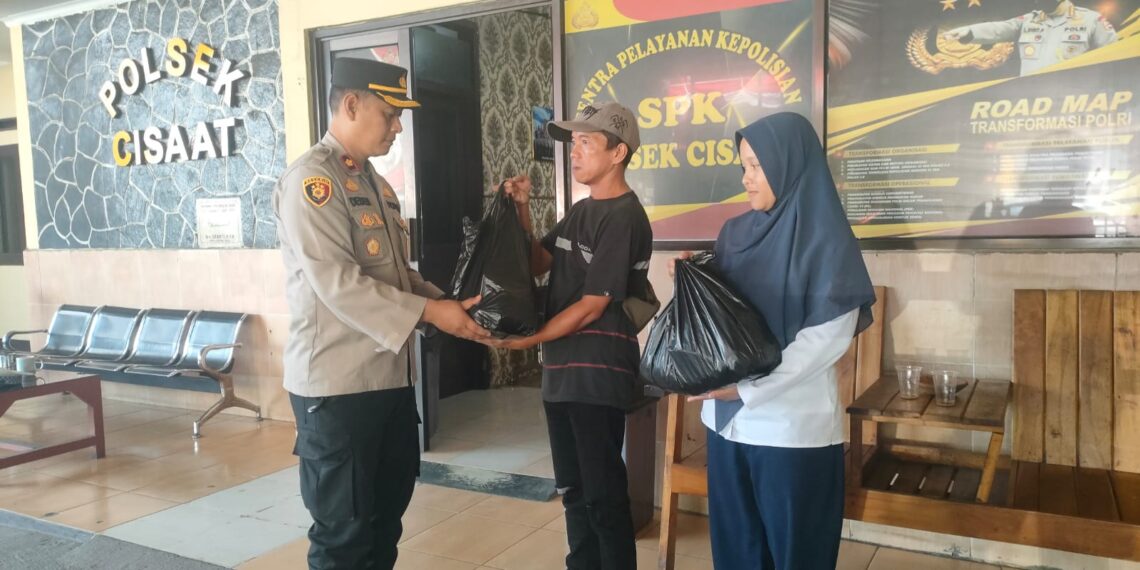 Berbagi di hari Jum’at Berkah Kapolsek Cisaat berikan bantuan Paket Sembako Kepada PHL Polsek (Pekerja Harian Lepas)