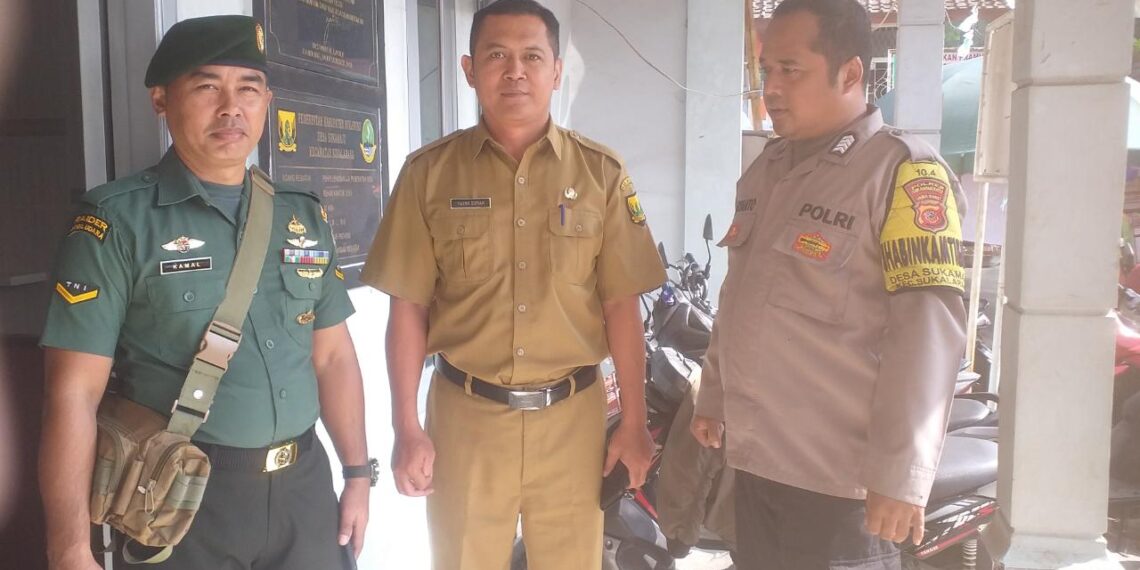 Pererat Silaturahmi, Senergitas TNI – Polri Bhabinkamtibmas Polsek Sukalarang Sambang Ke Kantor Desa Binaan