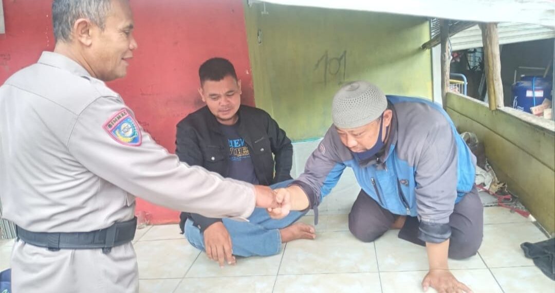 Bhabinkamtibmas Desa ubdrusbinangun Polsek Kadudampit lakukan Dialogis Kamtibmas dengan Warganya