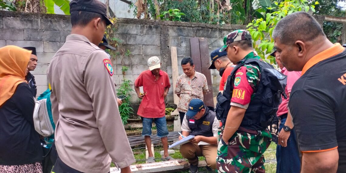 Sinirgitas TNI-POLRI Bhabinkamtibmas, Babinsa dan Staf Kelurahan Tipar Monitoring Pembangunan Rumah Tidak Layak Huni