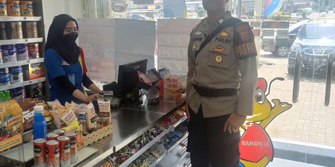 Pastikan pertokoan aman, Anggota Samapta Polsek Lembursitu  sambangi Indomaret/Alfamart