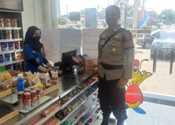 Pastikan pertokoan aman, Anggota Samapta Polsek Lembursitu  sambangi Indomaret/Alfamart