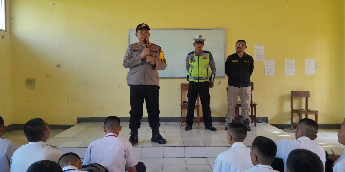 Kegiatan MPLS, Kapolsek Sukalarang Berikan Penyuluhan di SMK Negeri 1 Sukalarang